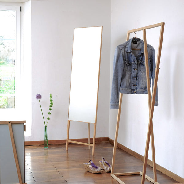 Schreinerei bei Basel baut Kleiderständer + Spiegel aus Holz 