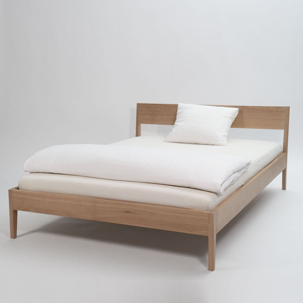Design Bett aus Eicheholz metallfrei zusammengebaut bei Basel , Schreinerei für Massivholzmöbel